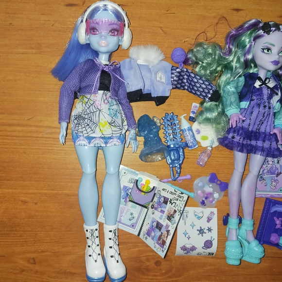 Monster High Fearbook Dolls Abbey and Twyla - Picture 2 of 3